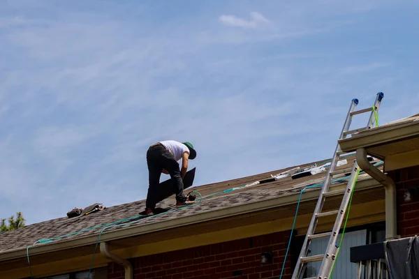 How to Save Money with the Right Roofing Replacement Contractor