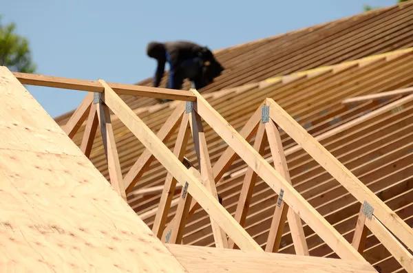 Choosing the Right Roofing Contractor for Your Home